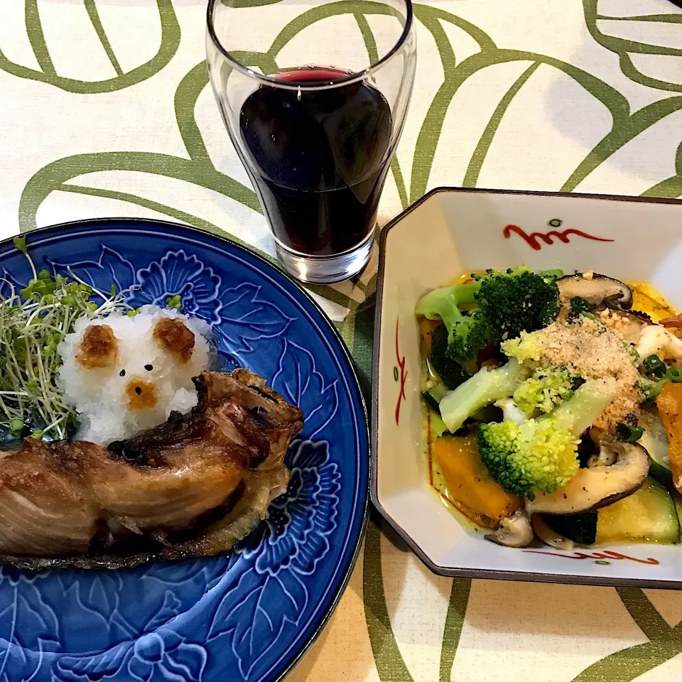 鰤カマの塩焼きと煮物のようなアヒージョ💕
赤ワインで乾杯で～す(*˙︶˙*)☆*°|てるみさん