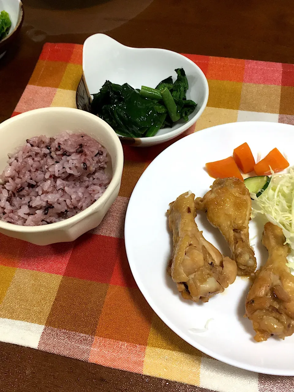 ほうれん草とインゲンのおひたし
黒米ごはん🍚手羽元の甘辛煮|けもさん