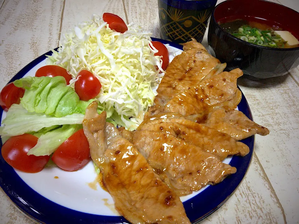 Snapdishの料理写真:今日の男飯豚ロース焼肉&玉ねぎとワカメと豆腐の味噌汁。|ひーちゃんさん