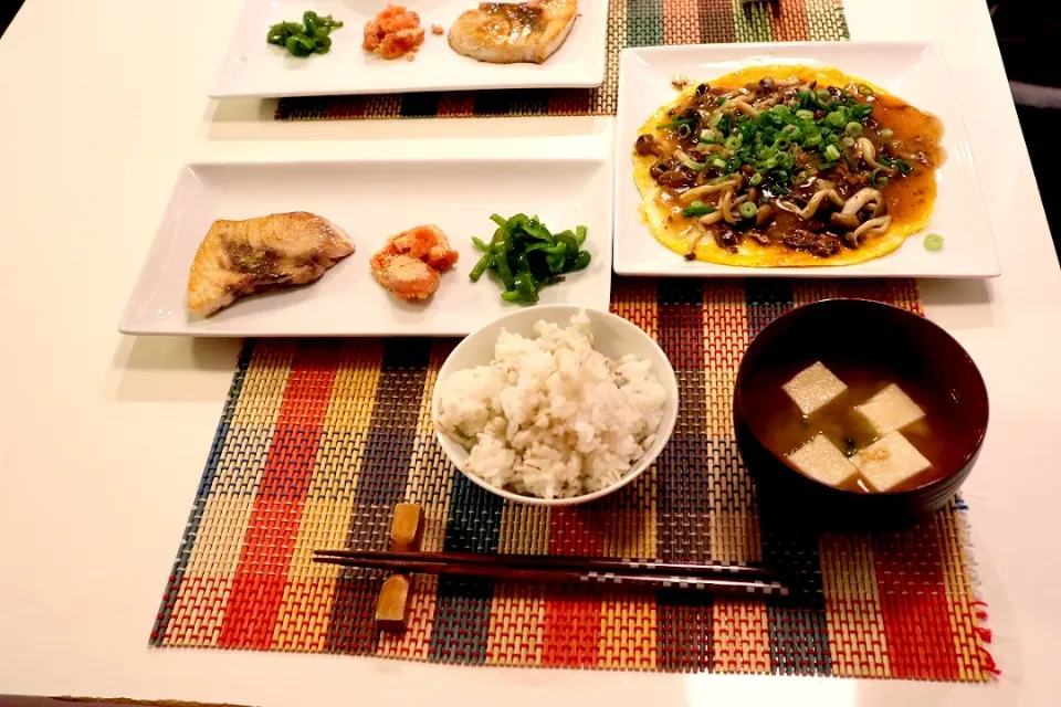 今日の夕食 焼き魚(めかじき）、焼き明太子、ピーマンの炒め物、いわしの蒲焼き缶のオムレツ、麦ご飯、高野豆腐とわかめの味噌汁|pinknari🐰🌈さん