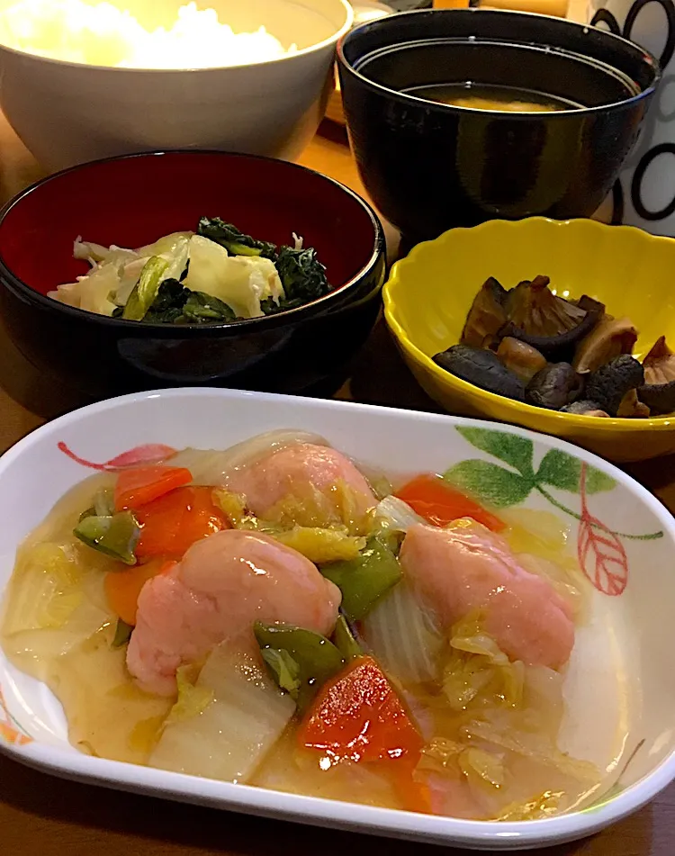 アル中病棟の朝ごはん☀️☀️🔆54日目
ごはん🍚  みそ汁（凍り豆腐）  エビ団子の中華煮🦐  酢醤油和え  しいたけ甘煮|ぽんたさん