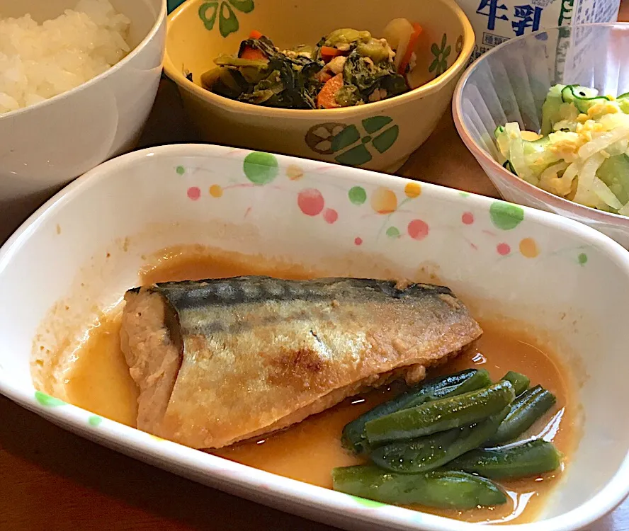 Snapdishの料理写真:アル中病棟の昼ごはん☀️☀️🔆
ごはん🍚  鯖の味噌煮🐟  辛みあえ  炒め物  牛乳🥛|ぽんたさん