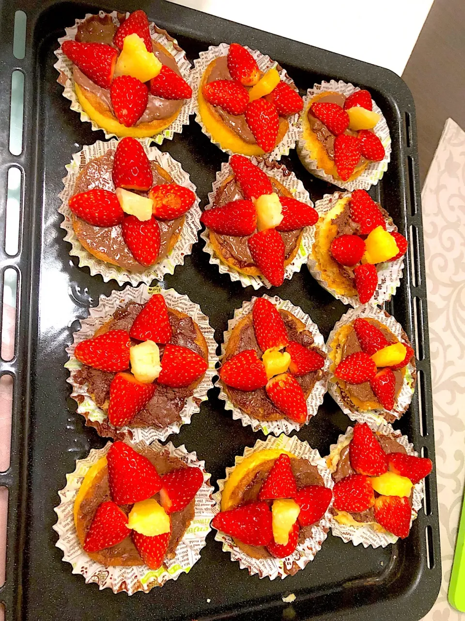 chocolate 
strawberry 
pineapple 
cupcake|marian ilanoさん