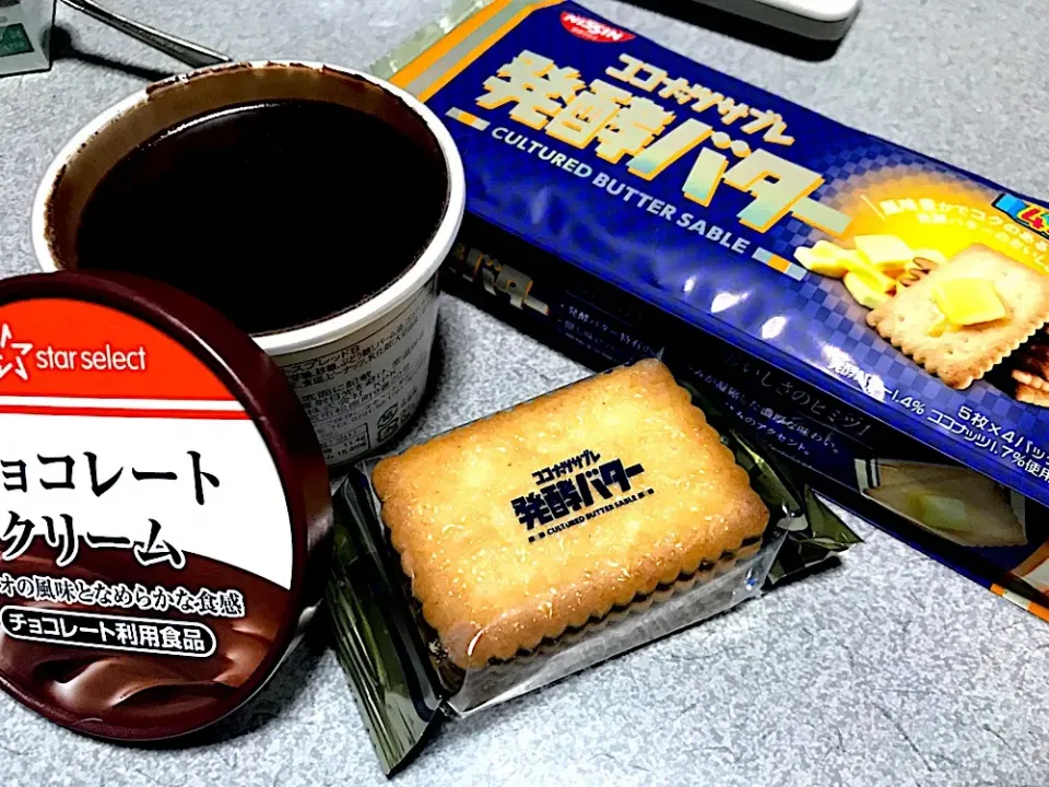 Snapdishの料理写真:やっぱりお腹が空いてしまったので  #夜おやつ   ココナッツサブレ発酵バター、チョコレートクリーム、紅茶|ms903さん