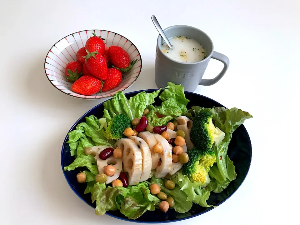 朝ごはん🍴大盛りサラダ😂|千明さん