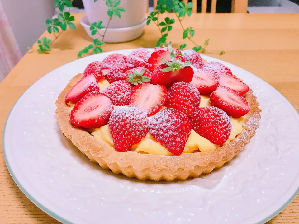 Snapdishの料理写真:綺麗になれちゃう『米粉deカスタード』 by akikoiwskで苺のタルト🍓🍓🍓🥧|えいぽんさん