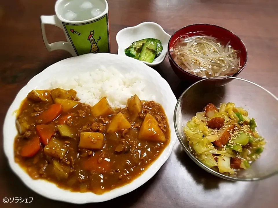 Snapdishの料理写真:3月10日の晩ご飯だよ(*^^*) 
★挽き肉と新じゃがのカレーライス 
★さつま揚げとキャベツの炒め煮 
★きゅうりの浅漬け 
★もやしとえのきのスープ|ソラシェフさん