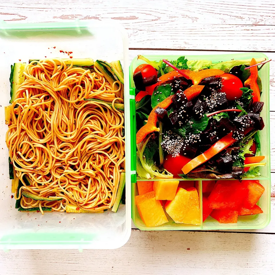 お弁当♪台湾涼麺・サラダ・フルーツ|キノコ🍄さん