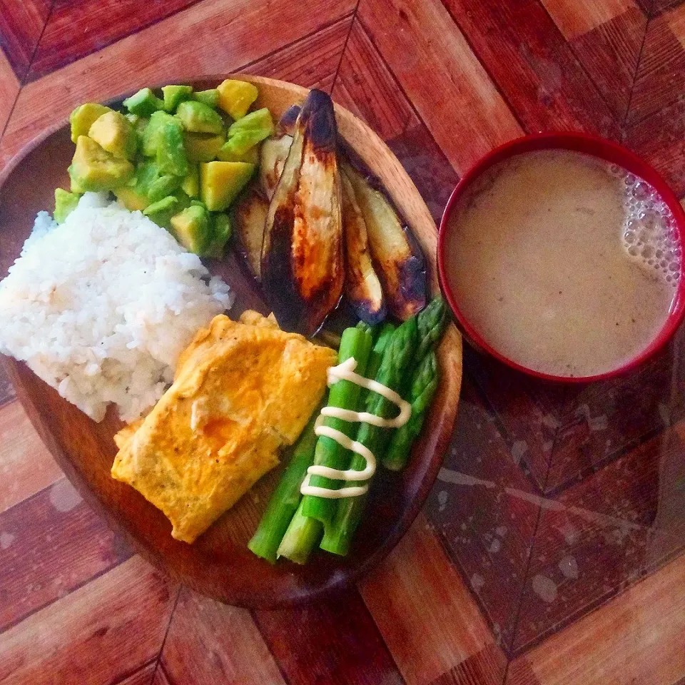 2019/03/12
昼食
・冷凍アボカド
・焼き茄子ポン酢和え
・ボイルアスパラ
・卵焼き
・味噌汁　業スーレトルト|時雨さん