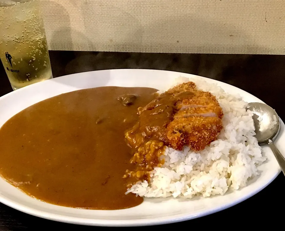 Snapdishの料理写真:ロースかつカレー&ハイボール
#千日前のマドラス
#何年ぶりかな❓|mottomoさん