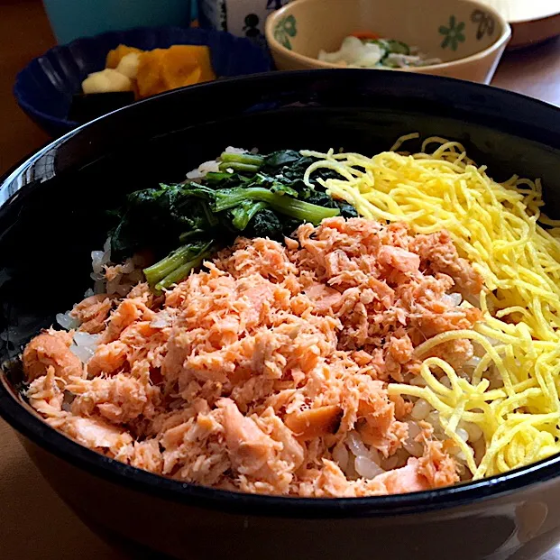 アル中病棟の昼ごはん☀️☀️🔆
三色丼🐟🥚🥬  しそ風味サラダ🥗  かぼちゃのミルク煮🎃🍼  牛乳🥛|ぽんたさん