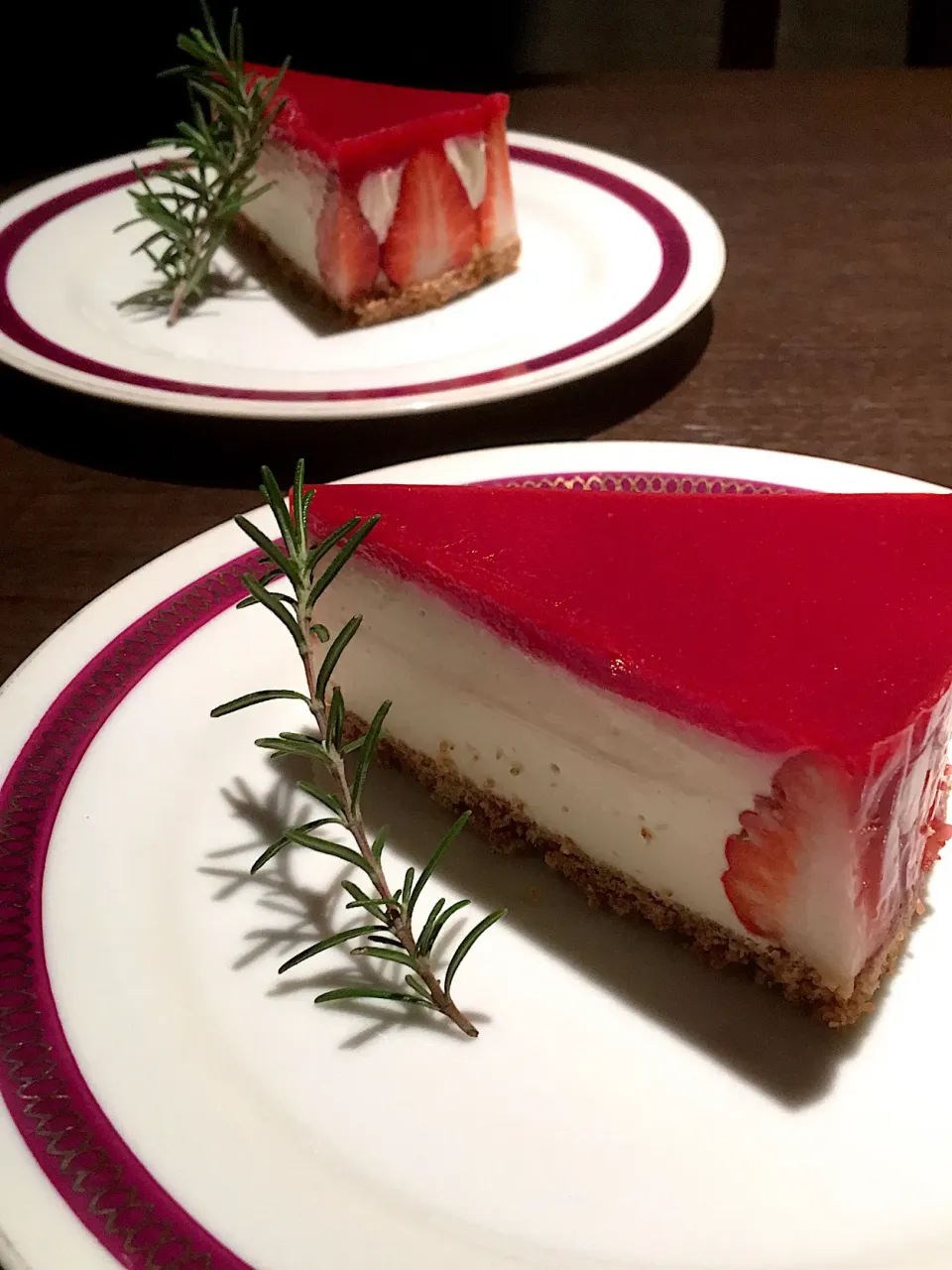 Snapdishの料理写真:いちごのレアチーズケーキ@R食堂|こまどさん