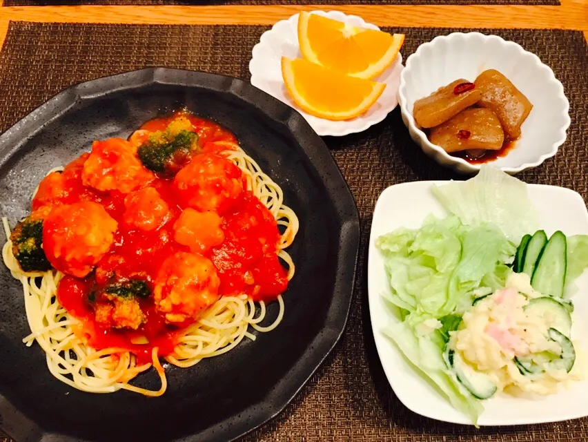 我が家の晩ごはん
#鶏団子とブロッコリーのトマトソースパスタ
#ピリ辛こんにゃく
#ポテトサラダ
#オレンジ🍊|あお♡あおさん