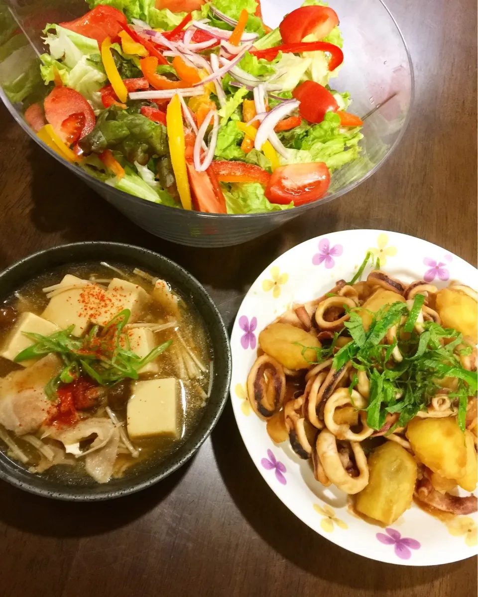 Snapdishの料理写真:イカとじゃが芋のガリバタ醤油炒め&肉豆腐&レタスのサラダ|み〜さん