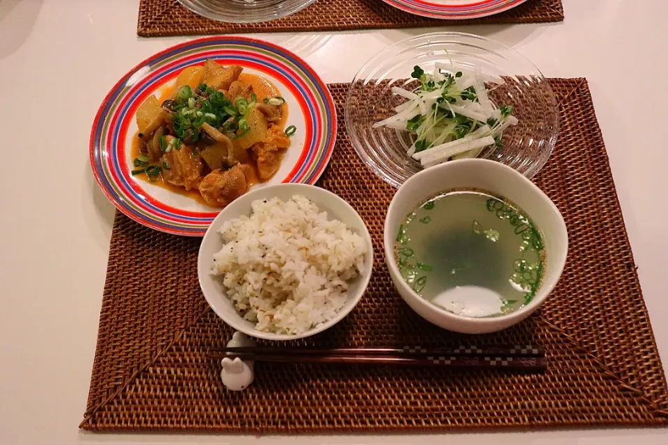 今日の夕食 鶏肉と大根の豆乳コチュジャン煮、大根サラダ、麦ご飯、わかめスープ|pinknari🐰🌈さん