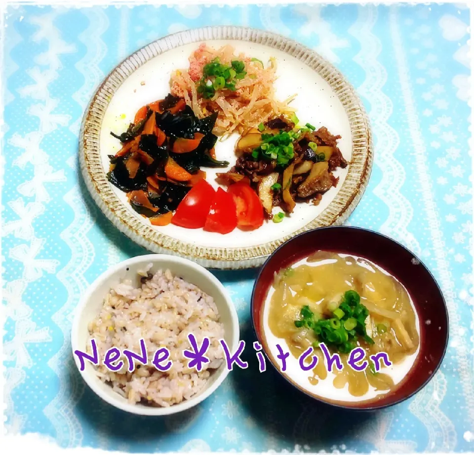 牛肉とエリンギのダシダ炒め♡
人参とワカメの炒めナムル☆
モヤシの明太子和え♪︎|ねねさん