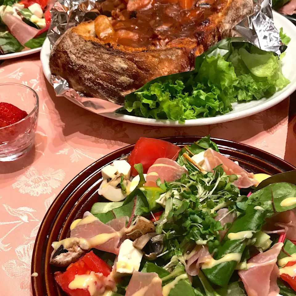 パンをくり抜いて
ビーフシチュー詰めました
生ハムとお豆腐のサラダと
一緒にいただきます🙏|mokoさん