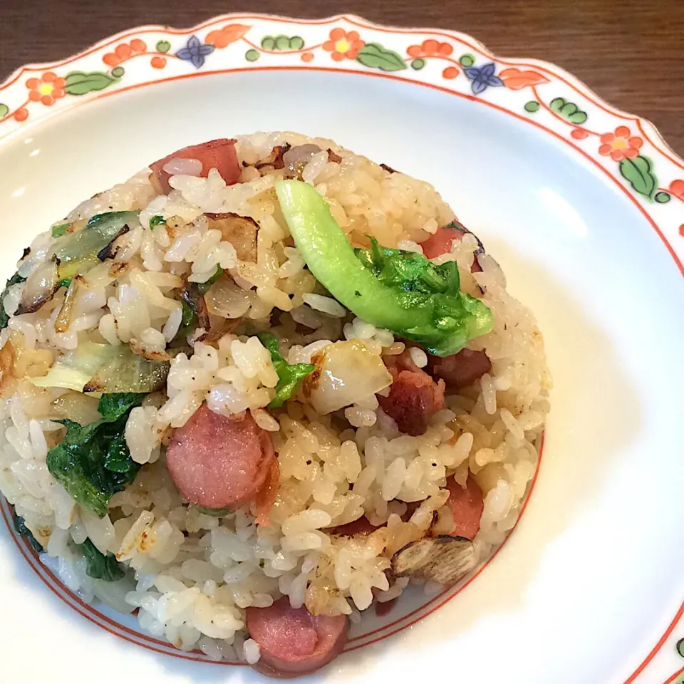 Snapdishの料理写真:ウィンナーとサラダ菜のダシダ炒飯|モスグリーンさん