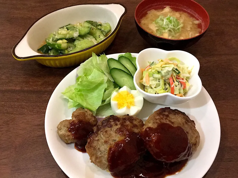 ハンバーグ コールスロー 大根と油揚げの味噌汁 たたききゅうり✨|kaedeさん