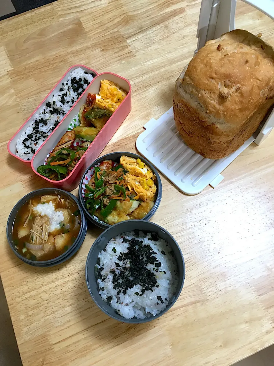 Snapdishの料理写真:今日の朝焼きクルミ食パン🍞と、2人分のお弁当（○'ω'○）|さくたえさん