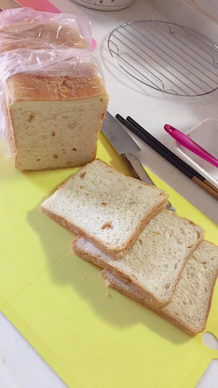 Snapdishの料理写真:オレンジピールの食パン🍞|pimoriさん