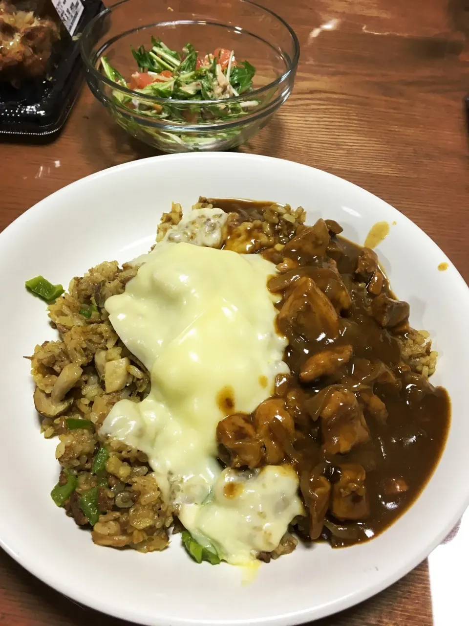 ドライカレーにチーズとカレーを掛けて|ヨシヨシさん