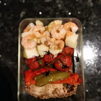 Grilled Salmon, cherry tomato, capsicum with boiled potato and prawns.|Alice Yangさん