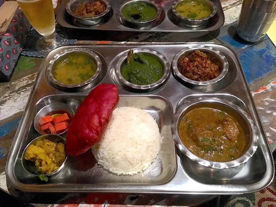 ◾️Home Style  North Indian Thali🇮🇳 ＊チキンカリー ／フライドオニオンとヨーグルトベースのカリー ＊カラチャナ・ゴシュト ／殻付き黒ひよこ豆と牛肉のカリー ＊サグ・ブロウン ／ほうれん草、菜花、香菜ベースの海老カリー ＊ベジタブル・ショルパ ／香味野菜のスープ ＊サブジ ／じゃがいもと|Seiichiro Ishiharaさん