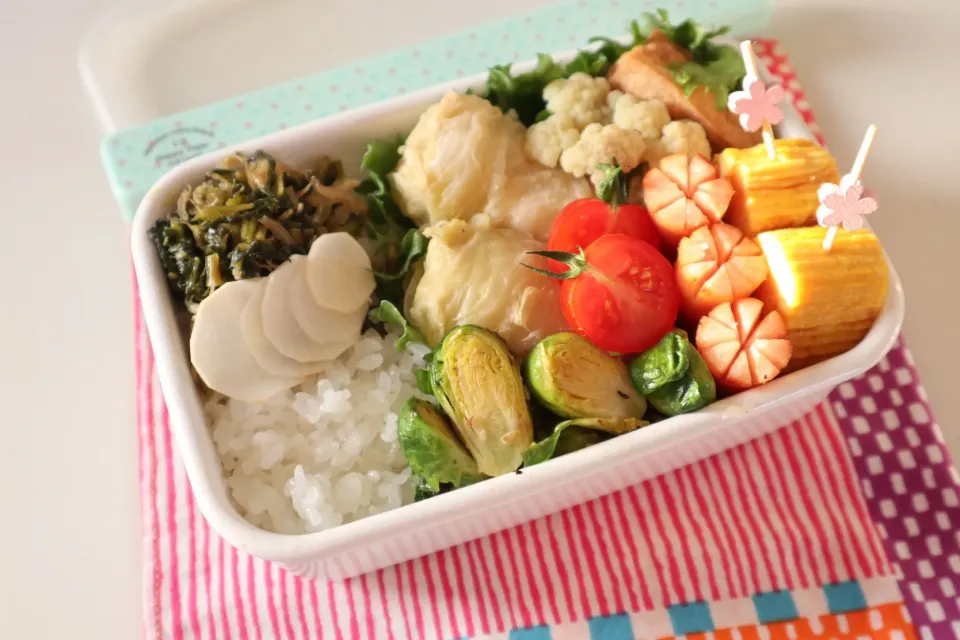 中学生男子弁当🍱
ロール白菜と春色ピック🌸|なかじー。さん