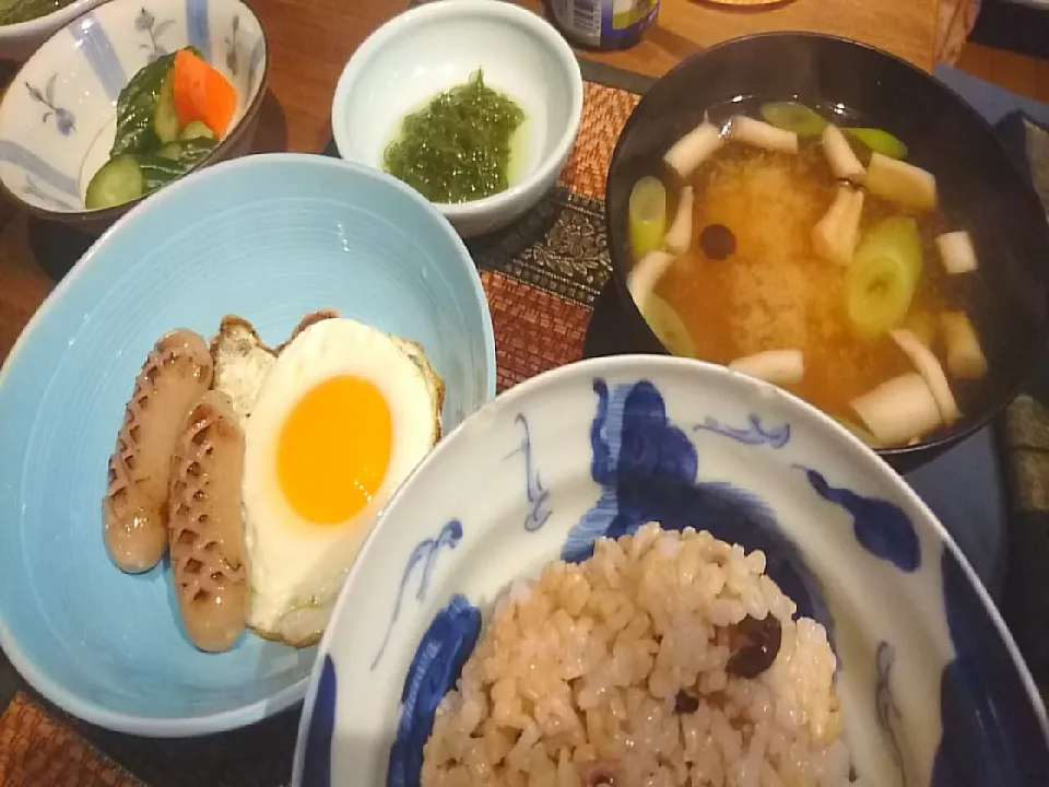 目玉焼きとウィンナー&めかぶ&しめじの味噌汁|まぐろさん