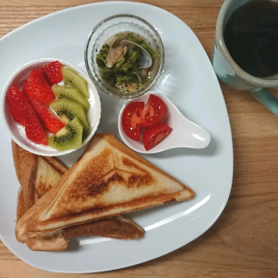 朝食
☆チーズウィンナー
☆餡バター
☆アサリとブロッコリーのスープ煮
☆トマトのマリネ
☆苺とキウイのヨーグルト|まりさん