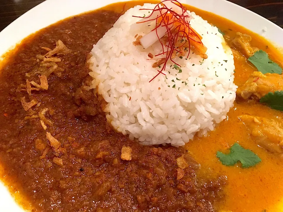 Snapdishの料理写真:64カレー(キーマカレー)とココナッツミルクのチキンカレー|Seiichiro Ishiharaさん