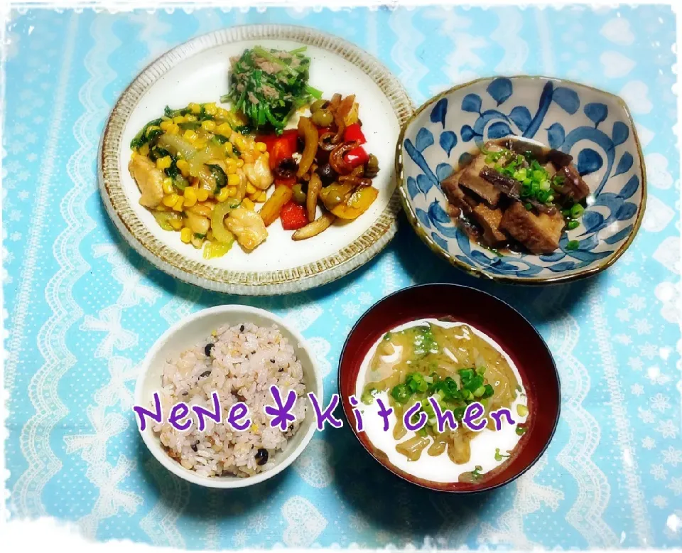 鶏ササミとセロリの中華炒め♡
セリのツナマヨ和え☆
パプリカとシメジの醤油麹炒め♪︎
生揚げと芋茎の煮物☆|ねねさん