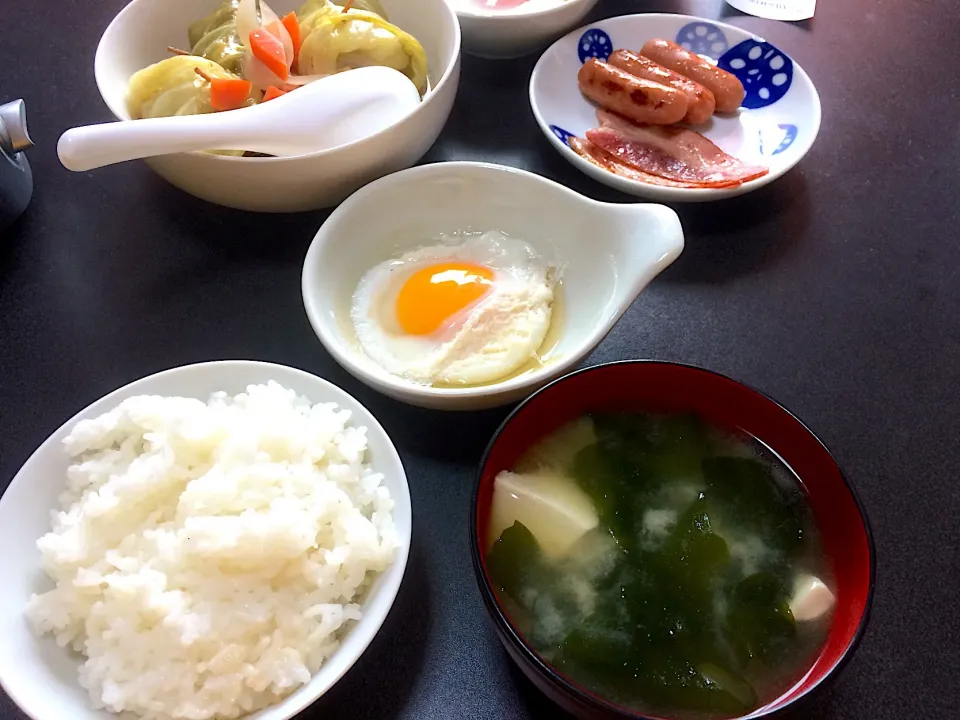 ロールキャベツ
温泉卵
ワカメの味噌汁|Shintarou  Nishimuraさん