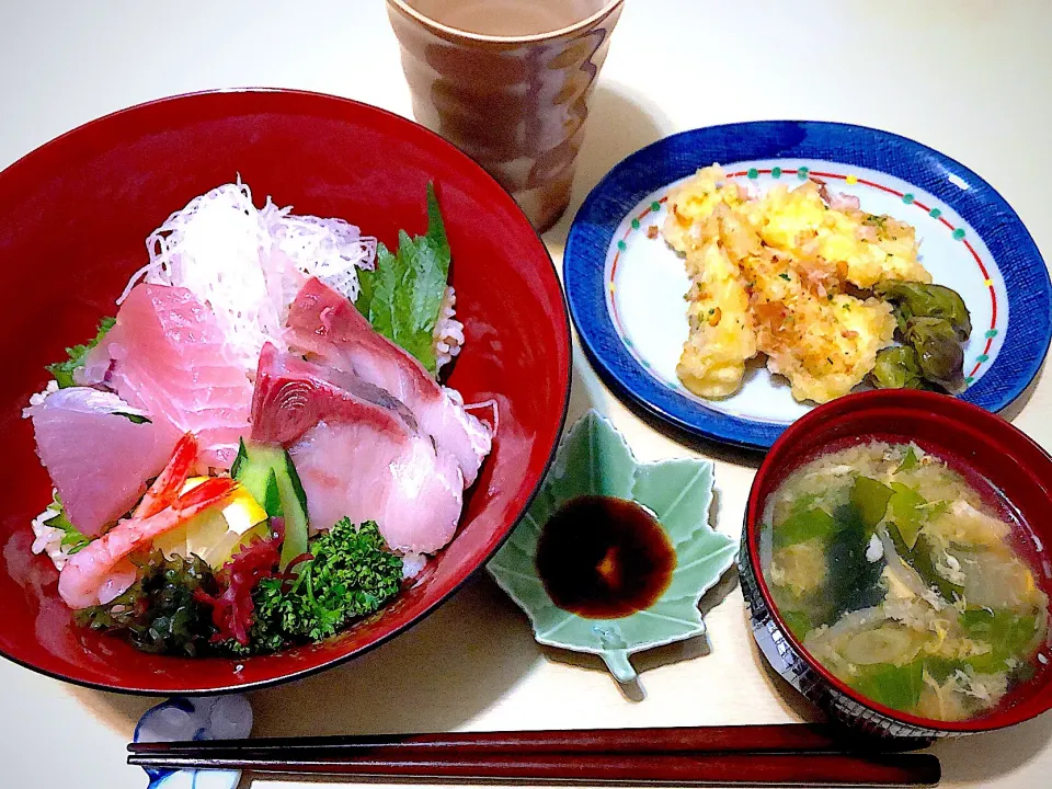 3／13夕食  #晩ごはん 
•海鮮丼  •筍の天ぷら/蕗の薹のオイル漬け  •かきたま汁  ‥今日は、ほぼ一日出掛けていたため、夕食はスーパーの見切りの刺身と天ぷらを活用😁  因みにお昼も、出先でランチをご馳走に‥|おさんどんさん