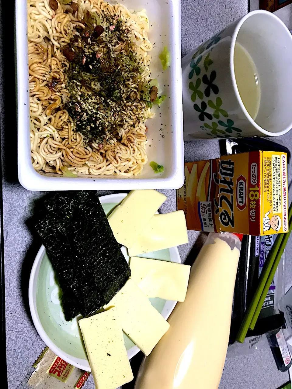 Snapdishの料理写真:またこんな時間にお腹すいてしまった #夜おやつ  ペヤング、海苔巻きチーズ(塩味、マヨ味)、梅こんぶ茶|ms903さん