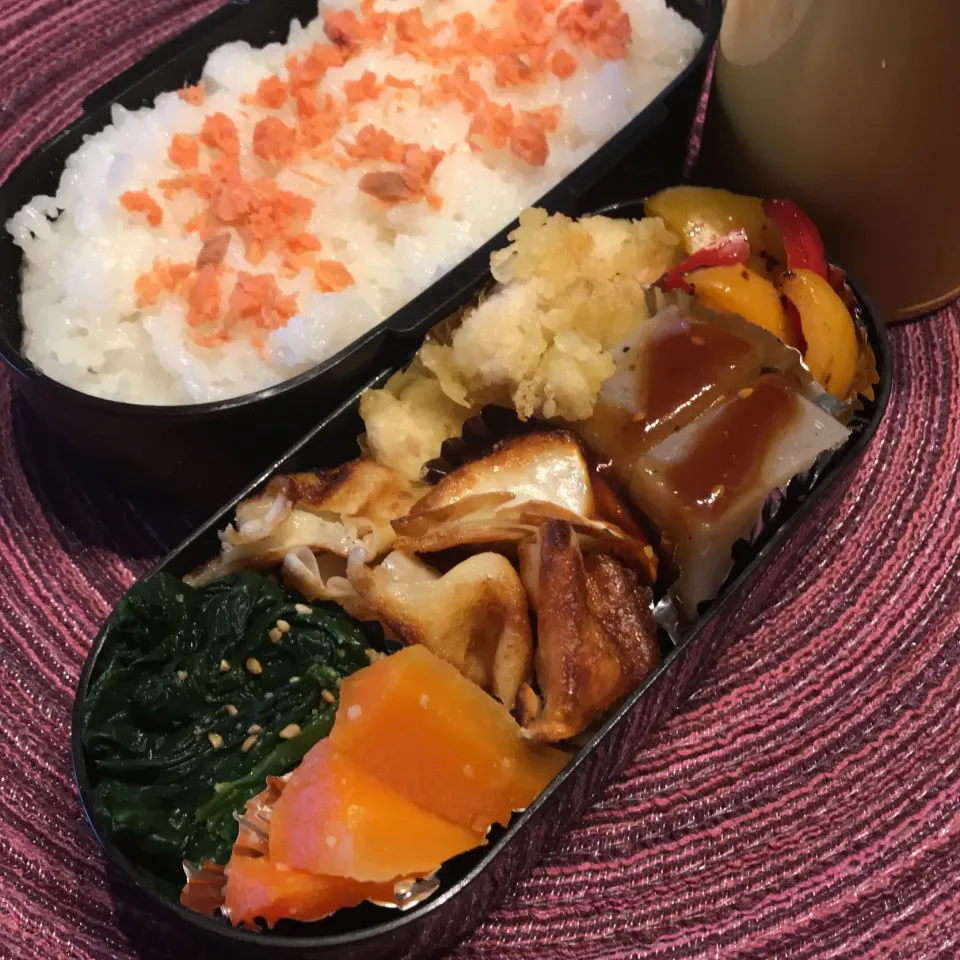 今日のお弁当🍱
とり天
もちチーズ揚げ
豚汁

寒い朝です
豚汁であたたまってね♪

今日も気をつけて
いってらっしゃい👋😊|mokoさん