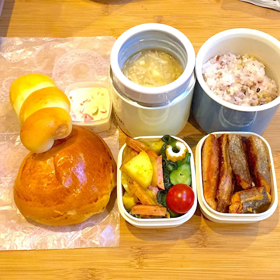 Snapdishの料理写真:3/14の息子くん弁当🍱
車内用朝ごはん🥐
 #弁当  #あさごぱん|ままみさん