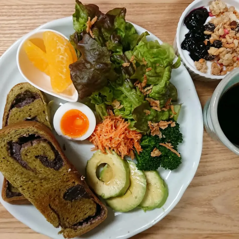 朝食
☆抹茶餡食パン
☆塩味玉
☆生野菜
☆人参ラペ
☆ブロッコリー
☆アボカドの麺つゆがけ
☆フルグラヨーグルト|まりさん