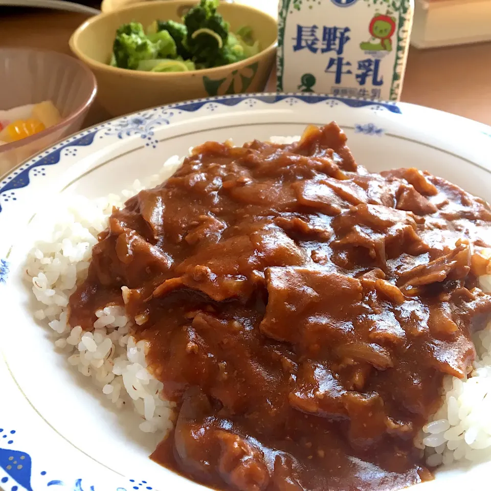 アル中病棟の昼ごはん☀️☀️🔆
ハヤシライス🍛  ブロッコリーサラダ🥦🥗   ハートの杏仁豆腐❤  牛乳🥛|ぽんたさん