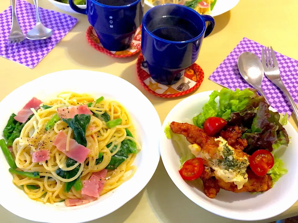 Snapdishの料理写真:3／14昼食  #昼ごはん 
•ほうれん草とベーコンのクリームスパゲティ  •昨夜のお惣菜唐揚げにタルタルをのせて、ボリュームサラダ      ‥手料理マークを押して良いのか迷う、手抜き手料理‥|おさんどんさん