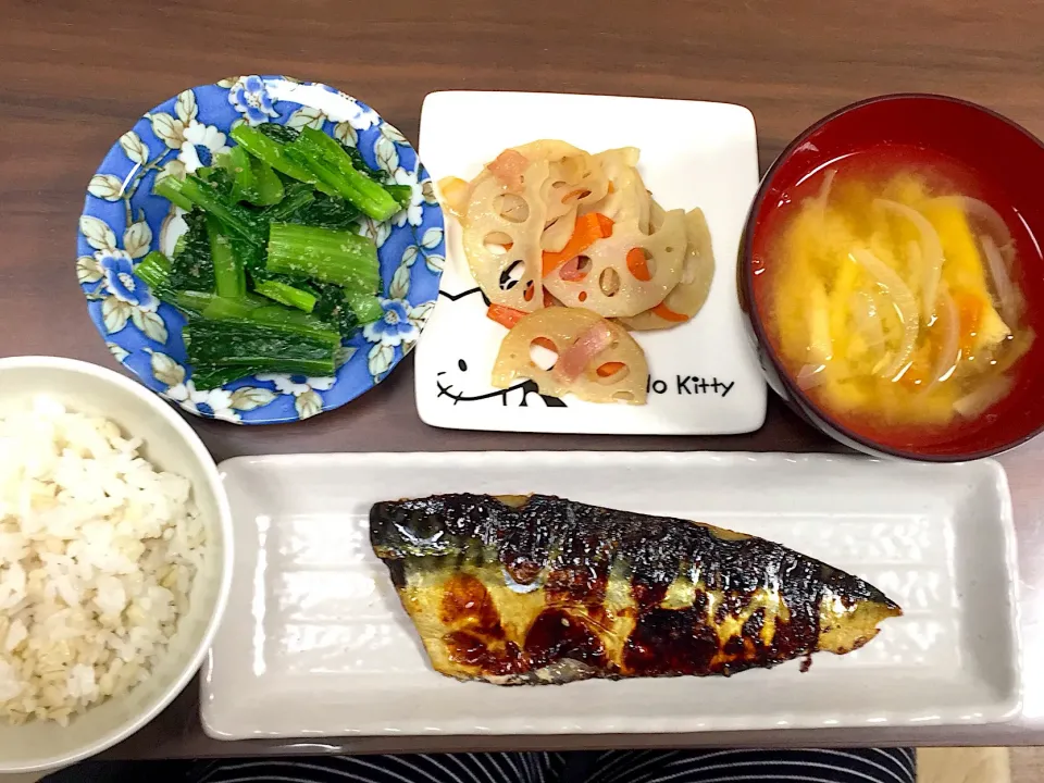 鯖みりん かぼちゃと玉ねぎ揚げの味噌汁 れんこんきんぴら 小松菜のナムル|おさむん17さん