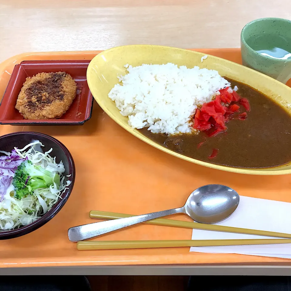 ビーフカレー🍛メンチカツ、サラダ😋|すかラインさん