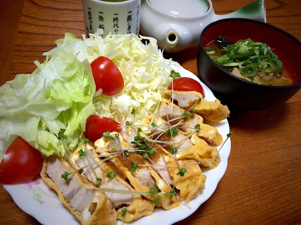 Snapdishの料理写真:今日の実家での男飯(*･ω･)豚ロースの卵包み&黒はんぺんと春キャベツとワカメの味噌汁...♪|ひーちゃんさん