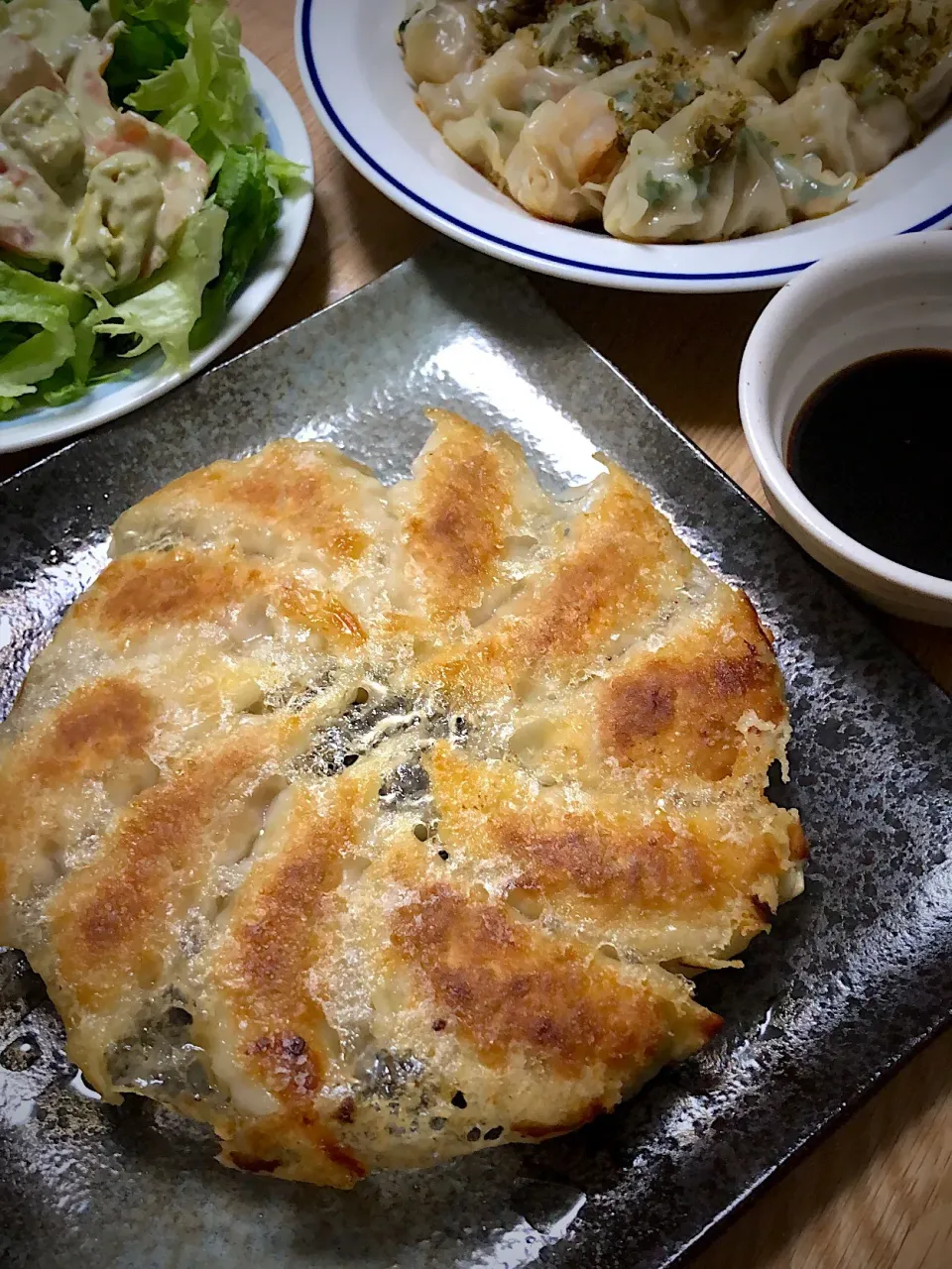 Snapdishの料理写真:ねぎたっぷりの焼き餃子 海老と大葉の焼き餃子 #豚ひき肉 #にら #長ネギ #卵 #おからパウダー #オイスターソース #醤油 #酒 #大葉 #むき海老 #黒酢 #片栗粉|ミウトおかんさん