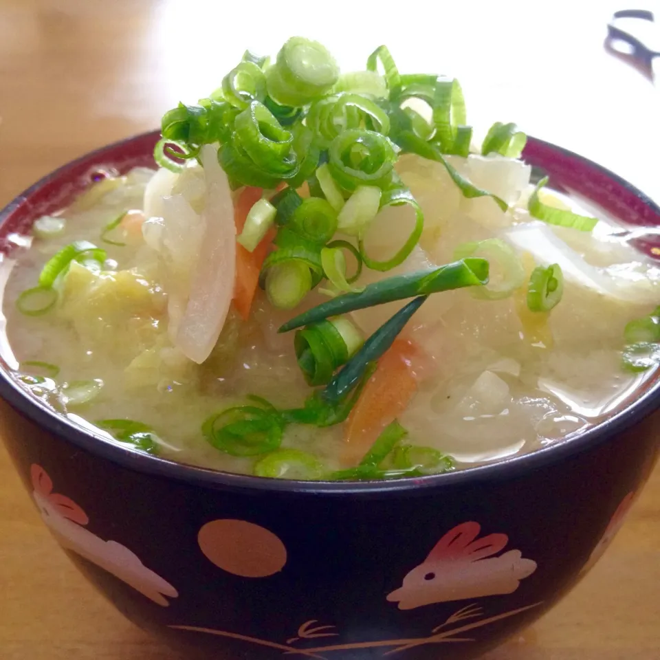 Snapdishの料理写真:具沢山味噌汁🍀白菜、春キャベツたっぷりでね〜🤗💕 #優しい甘さ  #胃腸に優しい料理|まいりさん