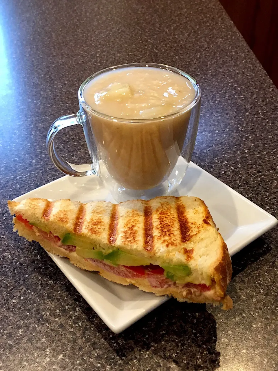 Apple oatmeal drink and avocado and tomatoes sandwich|FitMomDoc19さん