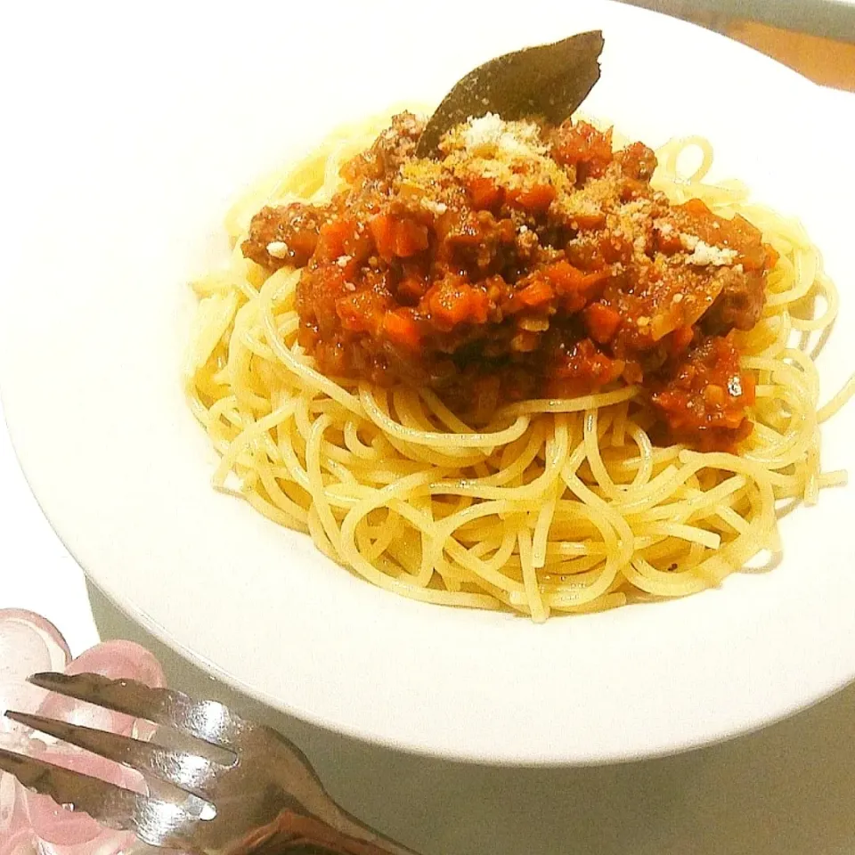 Snapdishの料理写真:スパイシーミートソーススパゲッティ🍝|Natsumi Minamotoさん