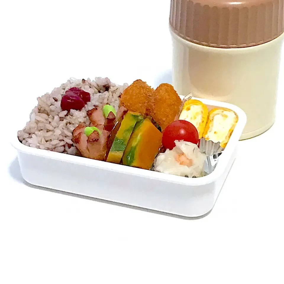 Snapdishの料理写真:旦那さんのお弁当(^^)
寝坊〜 #お弁当  #16穀ごはん  #冷凍食品 #かぼちゃとしめじの味噌汁|kakoさん