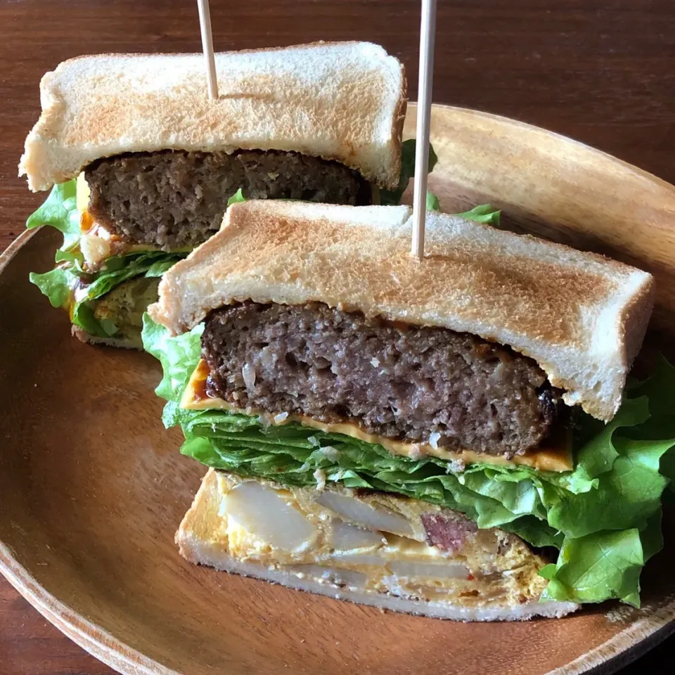 トーストサンド🥪黒毛和牛ハンバーグ、スパニッシュオムレツで|マユマユさん